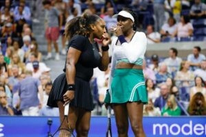 Serena e Venus Williams si confrontano durante un match di doppio