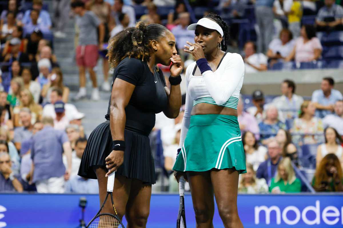 Serena e Venus Williams si confrontano durante un match di doppio