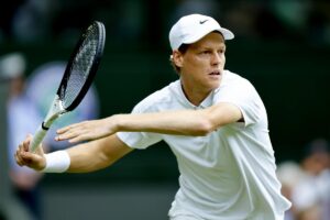 Sinner si prepara a colpire col dritto sull'erba di Wimbledon