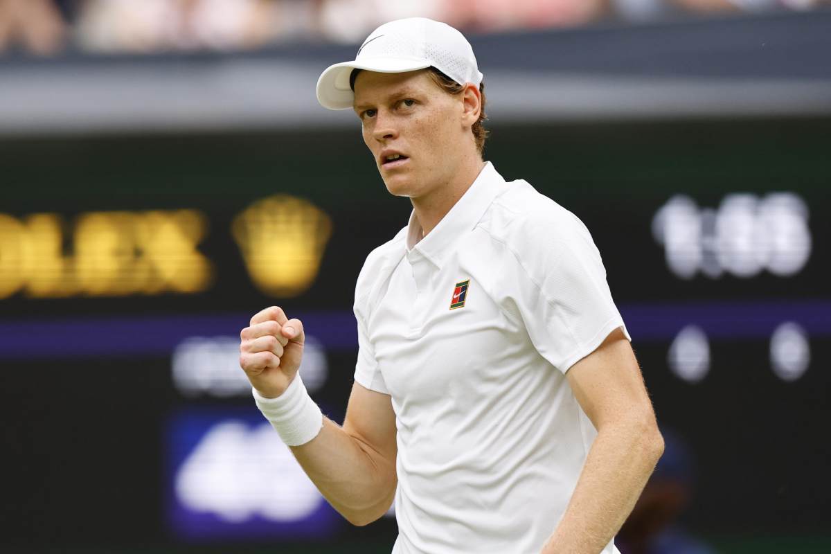 Sinner esulta dopo aver vinto un punto a Wimbledon