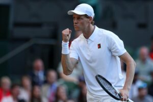 Sinner in campo a Wimbledon festeggia alzando il pugno verso il suo angolo