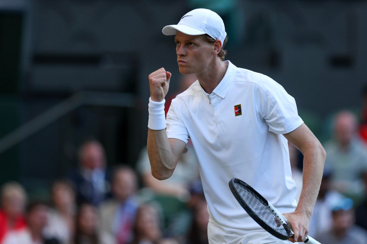 Sinner in campo a Wimbledon festeggia alzando il pugno verso il suo angolo