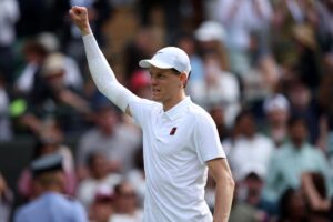 Sinner alza il pugno al cielo dopo la vittoria a Wimbledon contro Shelton