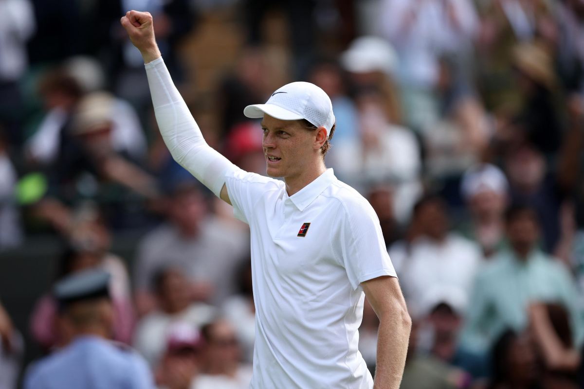 Sinner alza il pugno al cielo dopo la vittoria a Wimbledon contro Shelton
