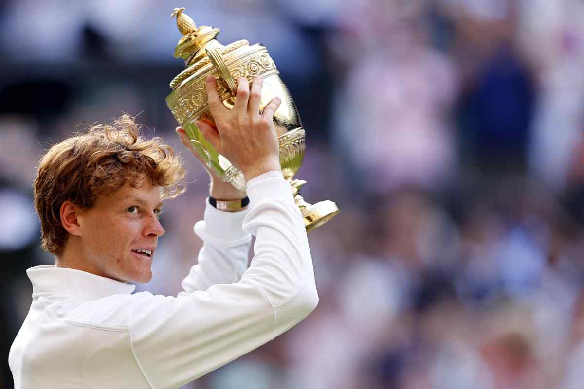 Sinner alza al cielo il trofeo vinto a Wimbledon