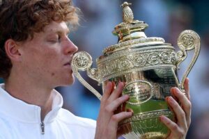 Sinner bacia il trofeo vinto a Wimbledon