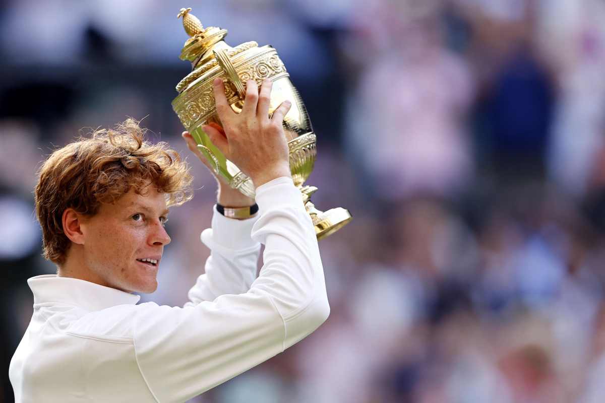 Sinner alza al cielo il trofeo conquistato a Wimbledon