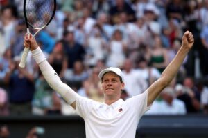 Sinner festeggia il trionfo a Wimbledon alzando le braccia al cielo