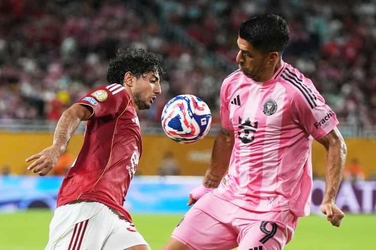 Suarez prova a fermare un'azione avversaria