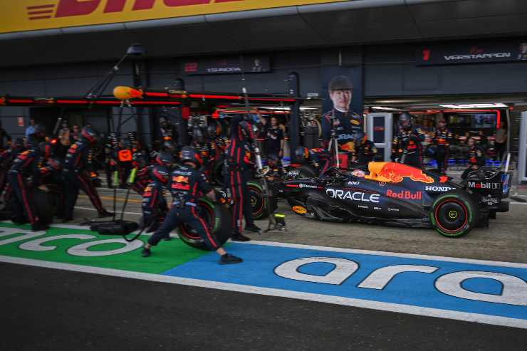 Verstappen durante la fase del cambio gomme