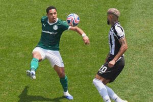 Vitor Roque prova a giostrare un pallone vagante