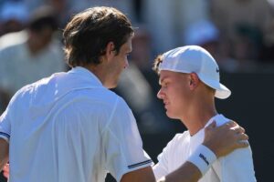 Saluto finale nel primo match di Wimbledon