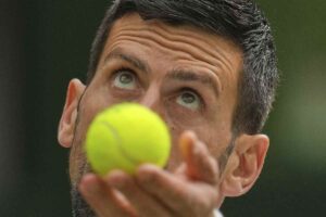 Primo piano di Djokovic al servizio