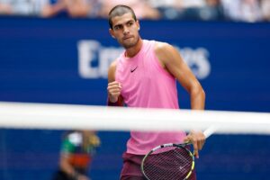 Alcaraz esulta facendo il pugno allo US Open