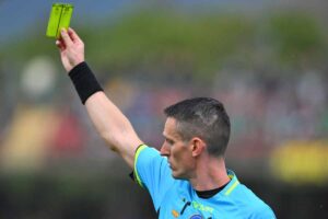L'arbitro sventola il cartellino giallo