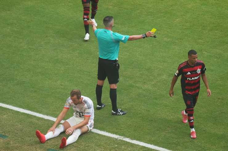 Giocatore del Flamengo ammonito dopo un intervento scomposto su Harry Kane