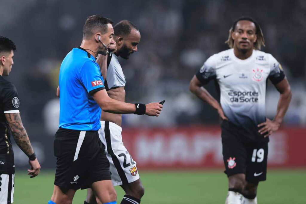 Calciatori del Corinthians attorno al direttore di gara