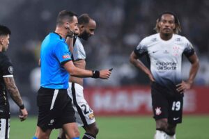 Calciatori del Corinthians attorno al direttore di gara