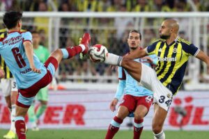 Amrabat contende un pallone all'avversario