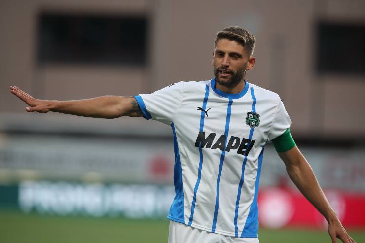 Domenico Berardi dà indicazioni in campo