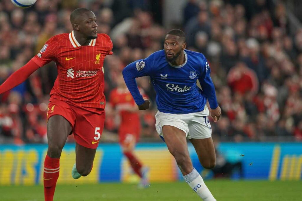 Everton contende il pallone a Konaté