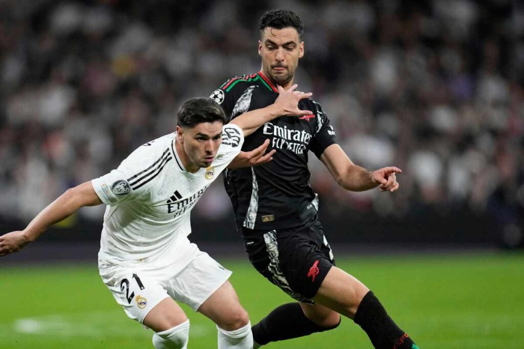 Brahim Diaz prova a divincolarsi dalla pressione avversaria