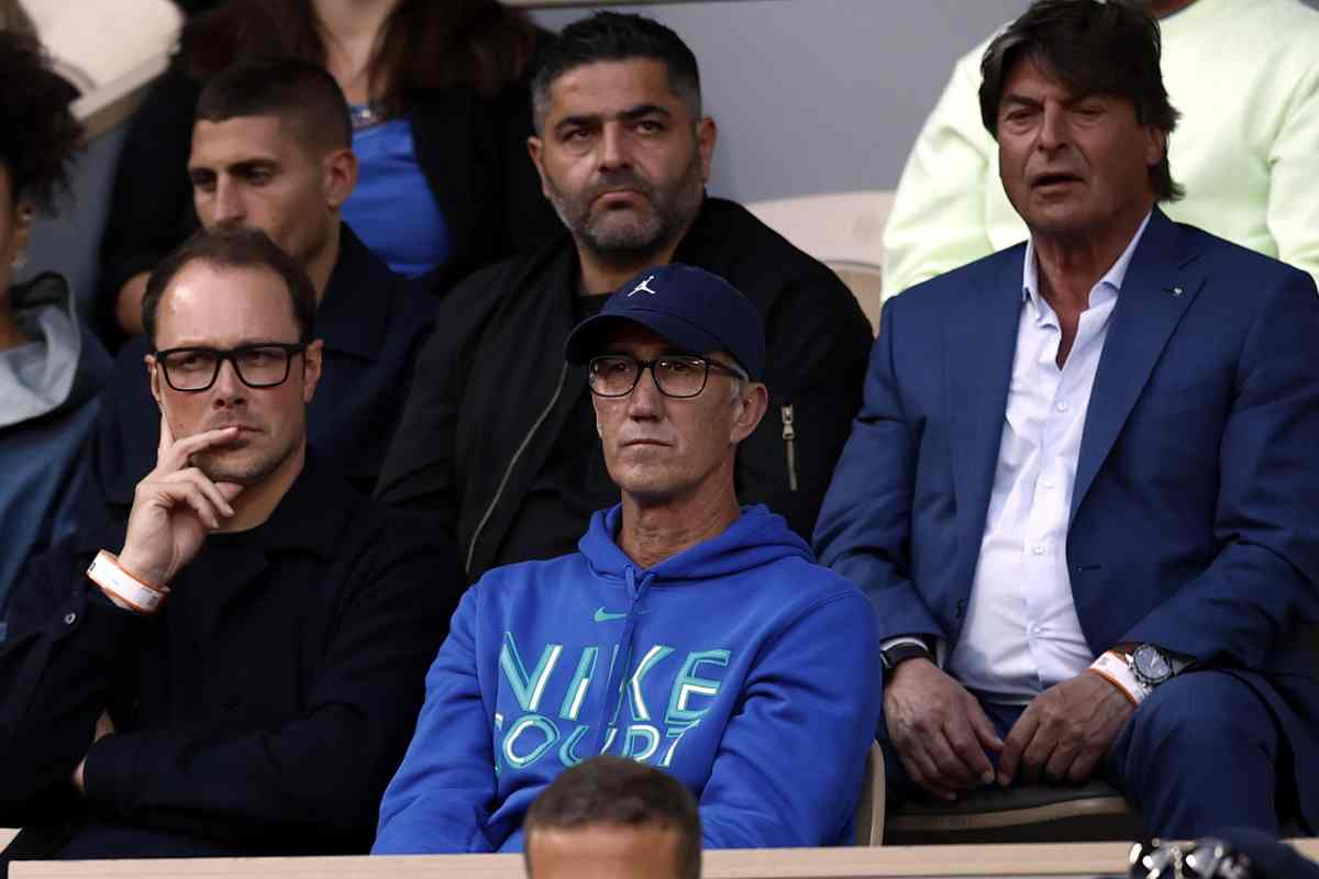 Darren Cahill assiste ad una partita di Sinner sugli spalti