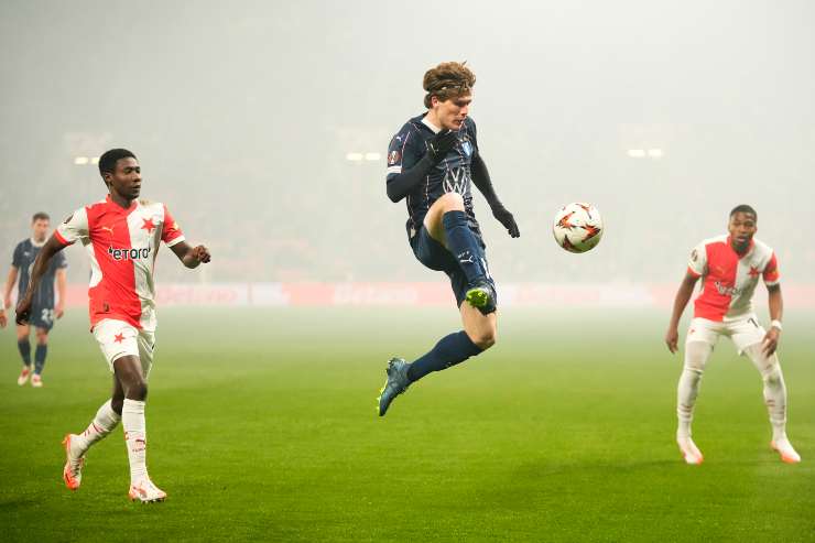 Un calciatore del Malmoe impegnato in un'acrobazia volante