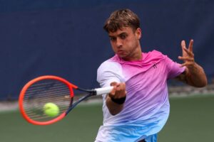 Flavio Cobolli in azione col dritto