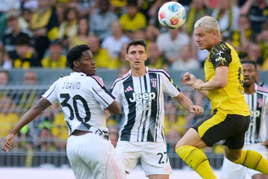 David contende un pallone in mezzo al campo