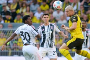 David contende un pallone in mezzo al campo