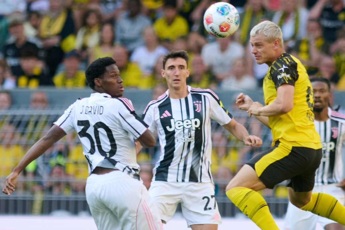 David contende un pallone in mezzo al campo