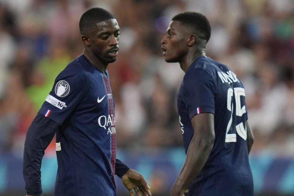 Dembelé con un suo compagno di squadra