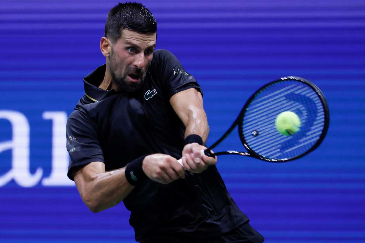 Djokovic in azione con il rovescio allo US Open 2025