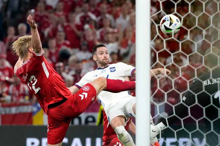 Dolberg in spaccata prima dell'arrivo del difensore