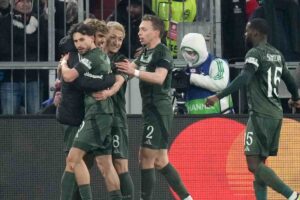Il Celtic festeggia con entusiasmo il gol