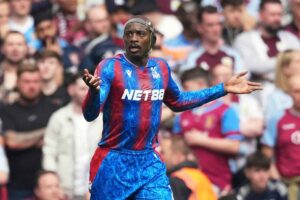 Mateta esulta dopo aver segnato il gol