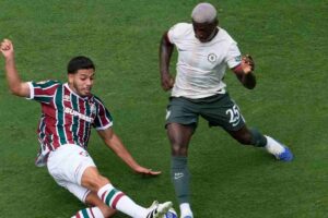 Entrata con il timing giusto del calciatore del Fluminense