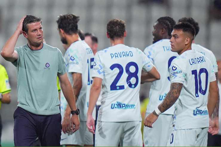 Chivu a rapporto con il resto della squadra
