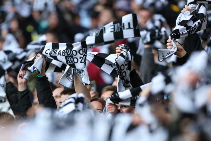 Sciarpata dei tifosi del Newcastle in tribuna