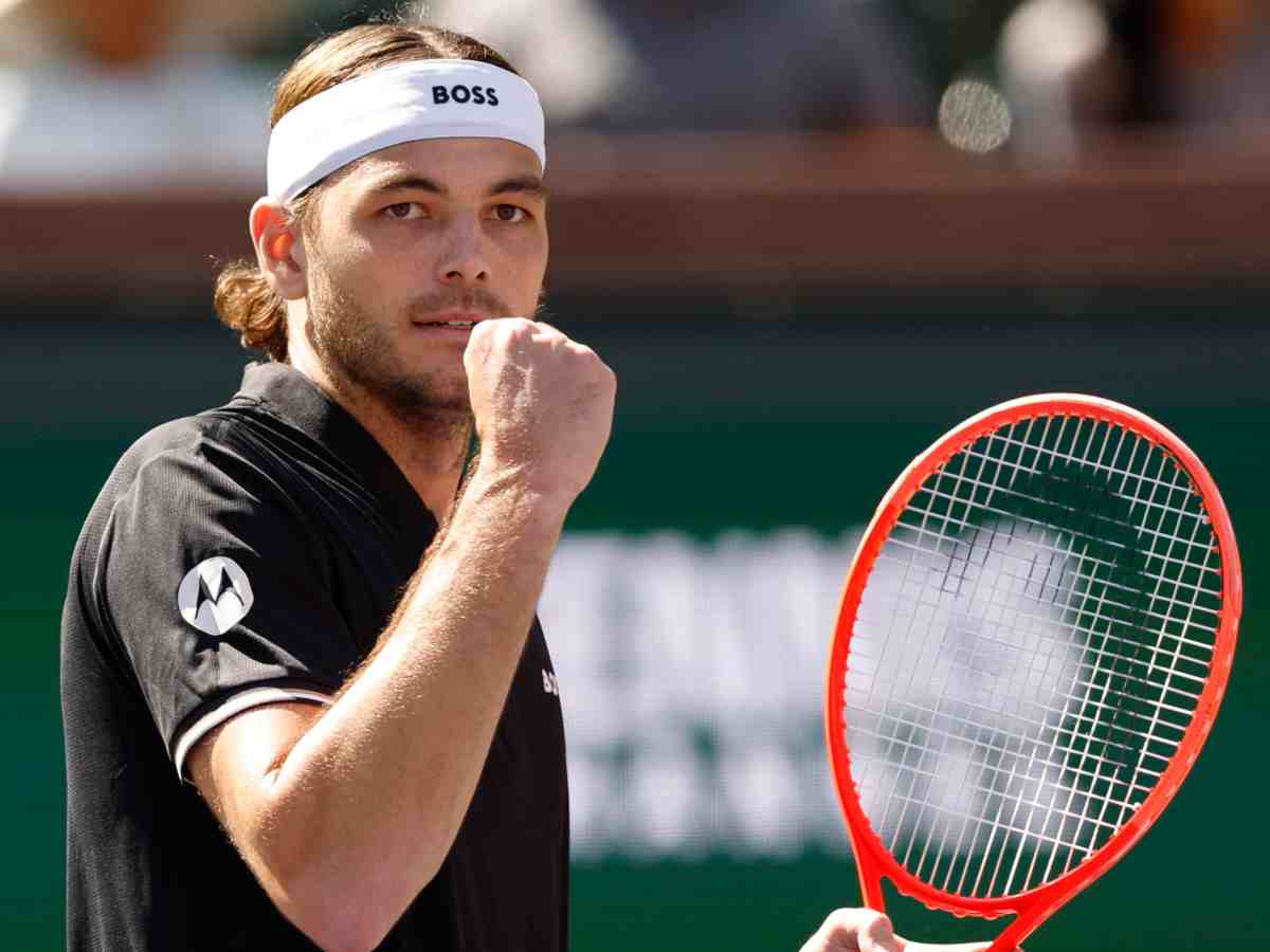 Fritz festeggia alzando il pugno