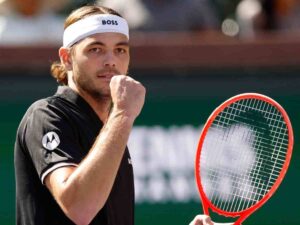 Fritz festeggia alzando il pugno