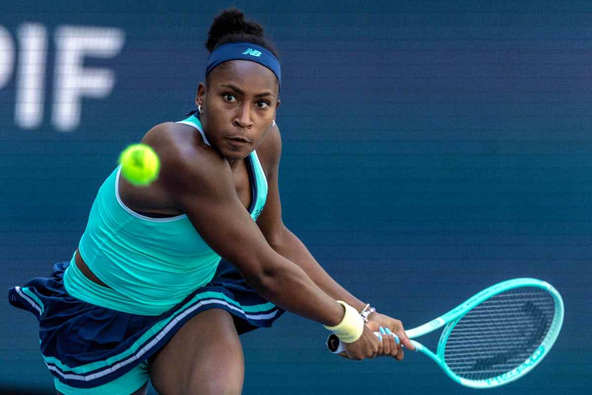 Coco Gauff corre e si appresta a colpire la pallina con il rovescio
