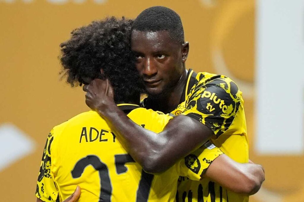 Guirassy abbraccia Adeyemi