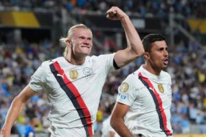 Haaland esulta con i suoi compagni