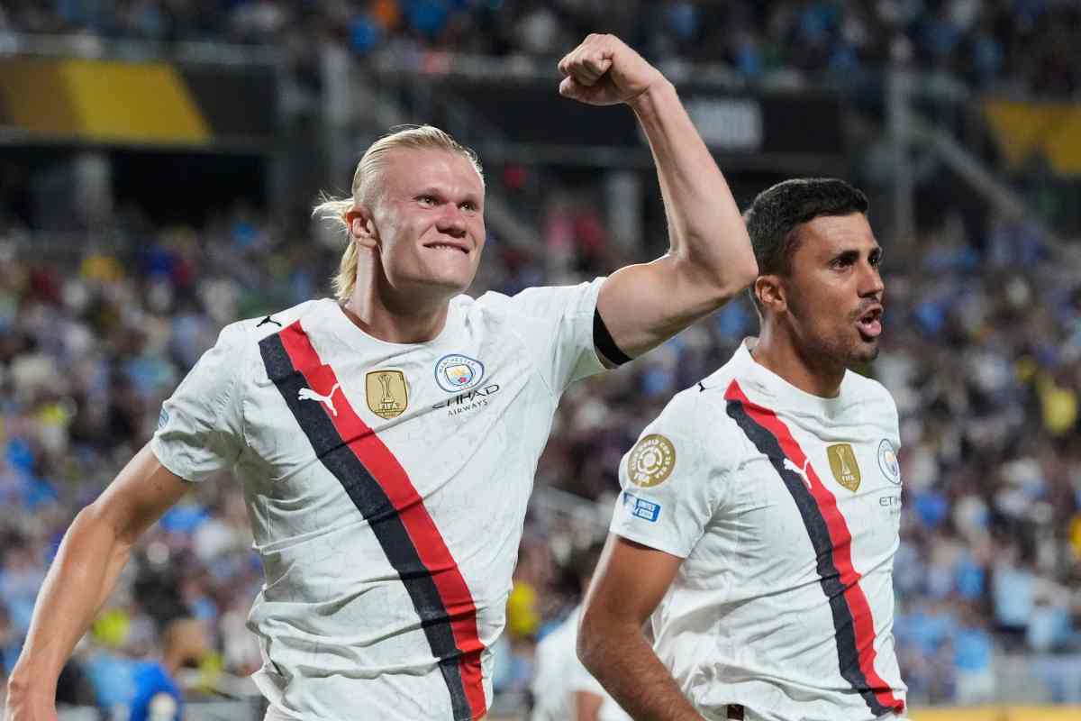 Haaland esulta con i suoi compagni