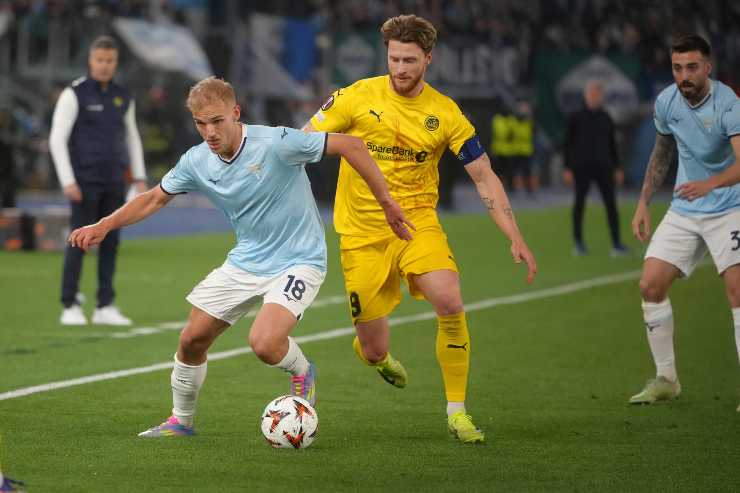 Hogh contende un pallone ad Isaksen