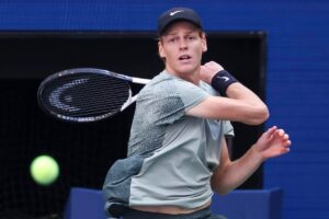 Jannik Sinner in azione col dritto