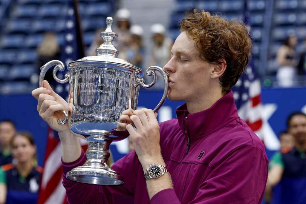 Jannik Sinner bacia il trofeo vinto allo US Open