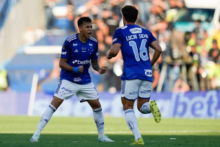 Kaio Jorge esulta assieme a un suo compagno di squadra